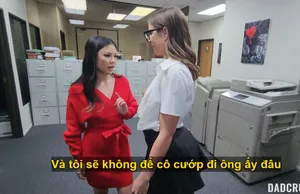 Cô gái trẻ đầy đặn với vẻ quyến rũ lẳng lơ và hai anh em đang quan hệ tình dục trong khách sạn, liếm, mút, cọ xát, rên rỉ và la hét...